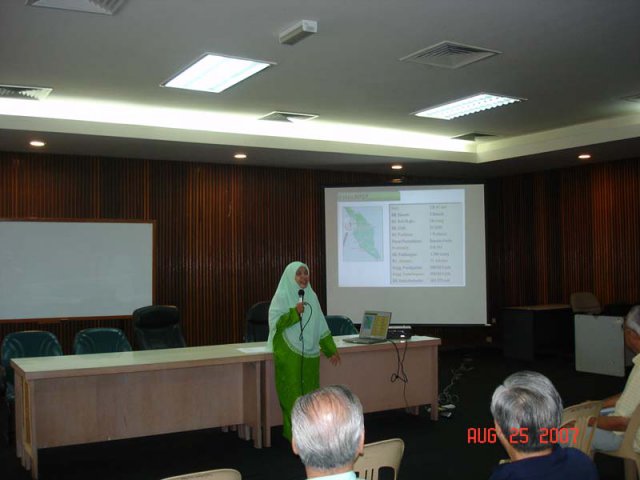 Pn. Ummi Kalthum memberi ceramah ciri-ciri kepimpinan pada 25 Ogos 2007.